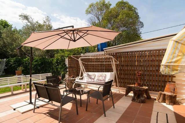 Location de vacances pour 8 personnes, avec vue et piscine ainsi que bassin pour enfant et jardin dans Portes
