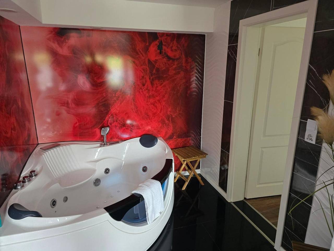 Ferienhaus Naturparadies an der Saale mit Grill im Innenhof , Boot, Wlan, Netflix, und Klimaanlage in Könnern, Region Salzlandkreis