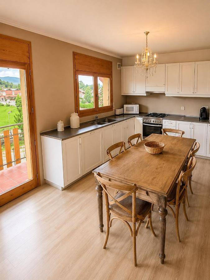 Apartamento entero, Cal Querol Llivia 2 piscina, 8 pax, 2 baños y parking in Llivia, Parque Natural Regional de los Pirineos Catalanes