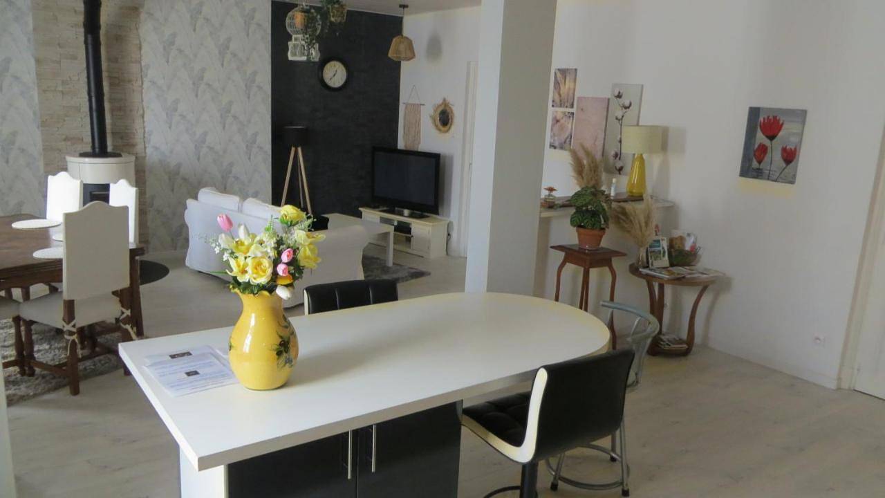 Appartement entier, Two-Bedroom Apartment in Chauffailles, Région de Charolles