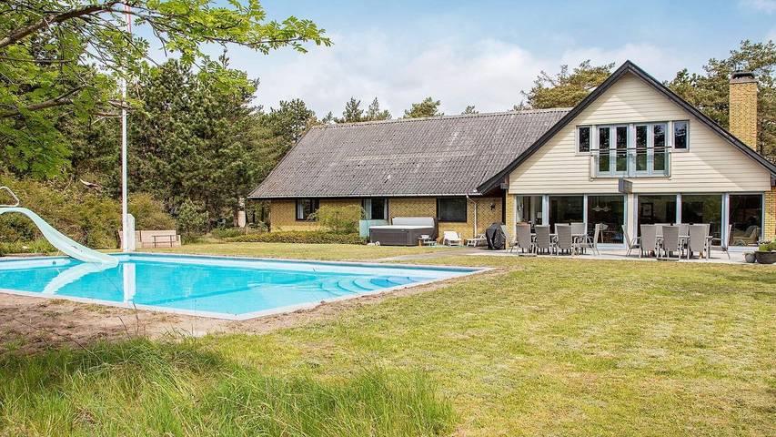 Ferieudlejning for 15 personer, med jacuzzi og terrasse samt pool, husdyr tilladt i Sjællands Odde
