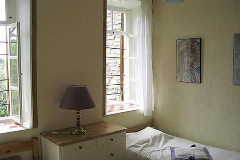 Casa in pietra tradizionale con cortile recintato e idilliaco, vicino al mare in Nikiti, Sithonia