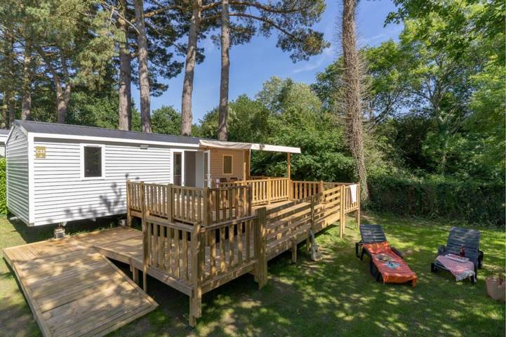 Camping pour 4 personnes, avec jardin ainsi que piscine et terrasse