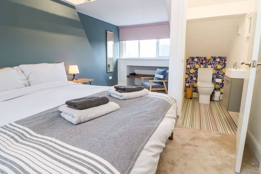 Cowrie Cottage, pet friendly, with open fire in Cullercoats in Tynemouth, North Tyneside