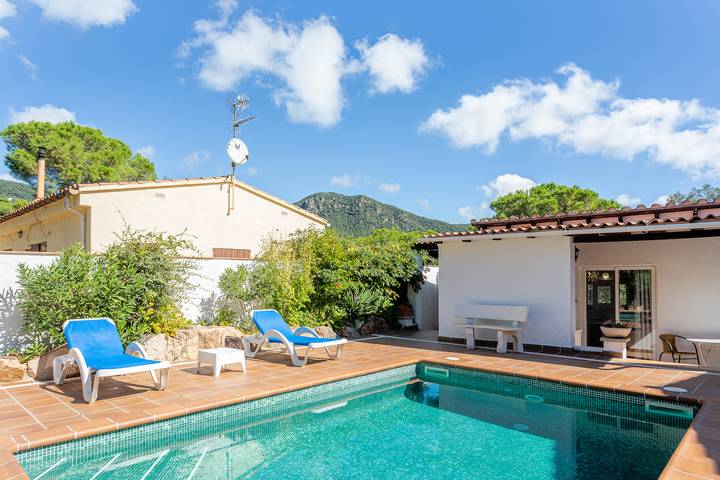 Villa 'Sea Près des Golfs - Oleander' with Mountain View, Pool, Wi-Fi & Terrace in Santa Cristina d'Aro, Costa Brava