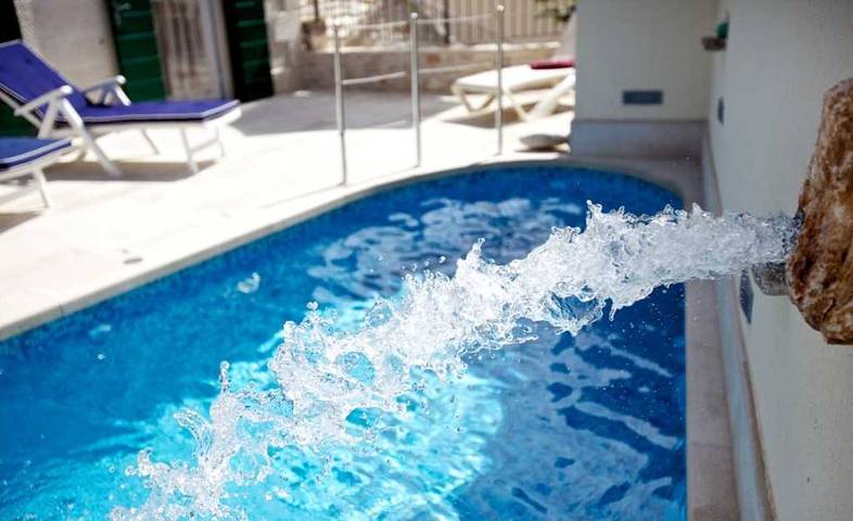 Villa pour 8 personnes, avec piscine ainsi que sauna et jardin, animaux acceptés à Supetar - 4