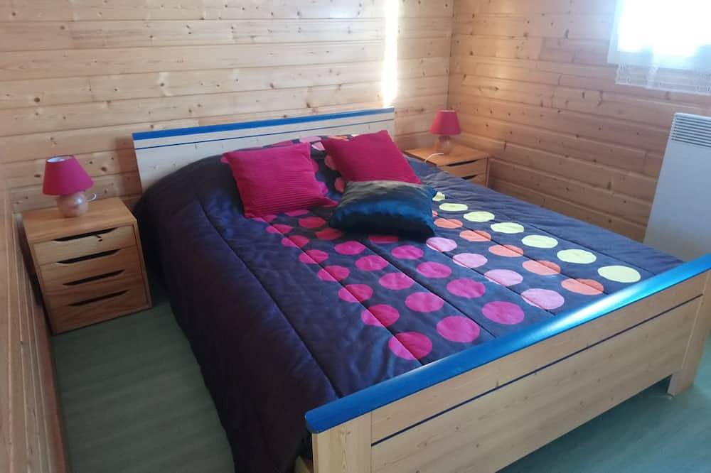 Chalet 3 chambres, 7 personnes, très grand terrain, calme et verdure. in Chapdes-Beaufort, Parc naturel régional des Volcans d'Auvergne
