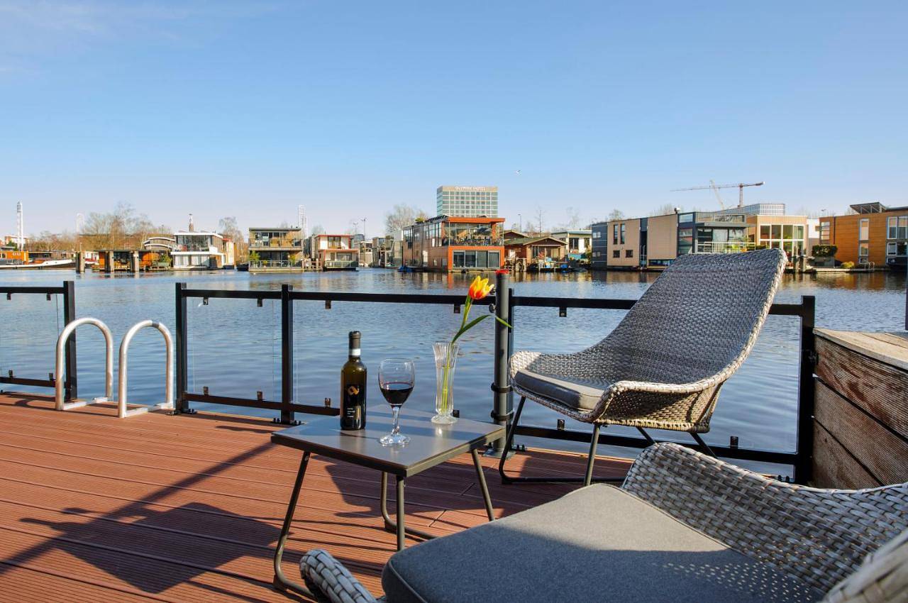 Houseboat studio with canalview and free bikes in Amsterdam Oud-Zuid, Hollande-Septentrionale