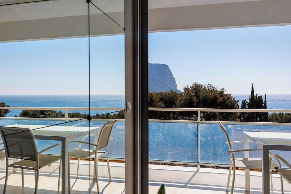 Entire apartment, T2 Plage Du Bestouan Cassis - Magnificent Sea View - Parking in Cassis, Calanques National park