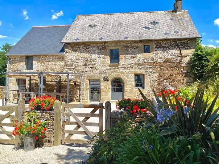Gîte pour 9 personnes, avec Terrasse ainsi que Jardin et Vue dans Val-Couesnon