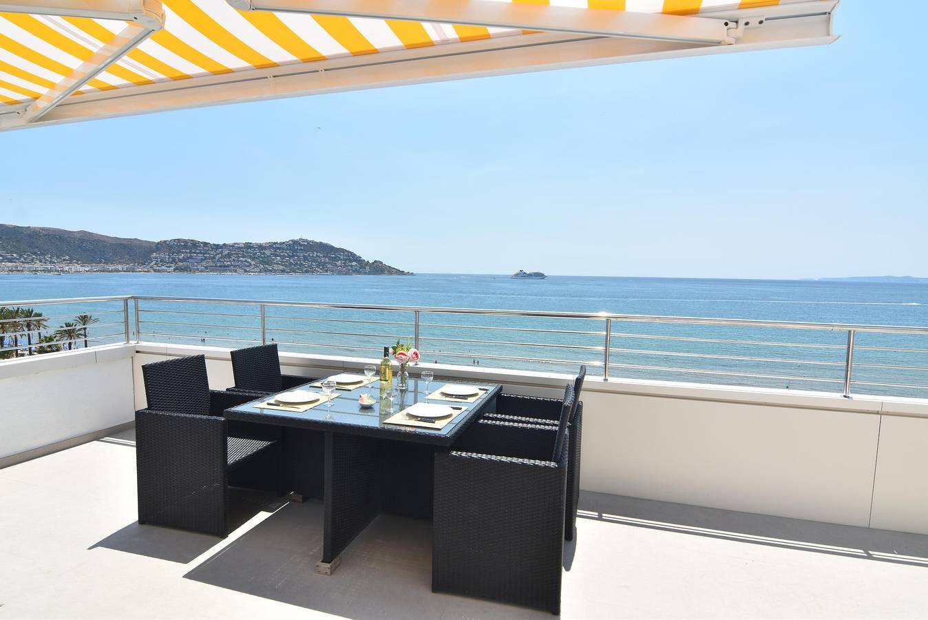 Apartamento entero, ¡Encantador apartamento en alquiler en Roses, Costa Brava! A 0 metros de la playa. Disfruta de la piscina comunitaria y las vistas al mar. in Santa Margarida, Roses