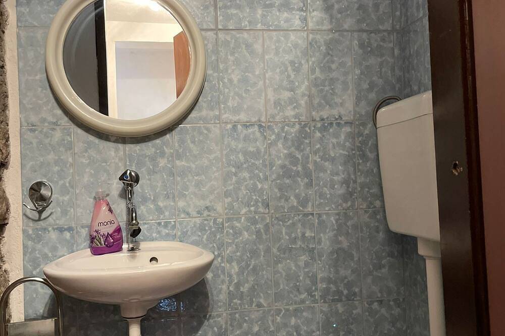 Ganze Wohnung, 2-Zimmer-Ferienwohnung mit Terrasse und Meerblick Bucht Donja Krušica, Solta in Solta