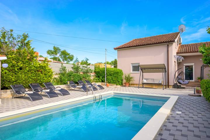 Location de vacances pour 6 personnes, avec terrasse ainsi que piscine et jardin, animaux acceptés à Svetvinčenat - 4