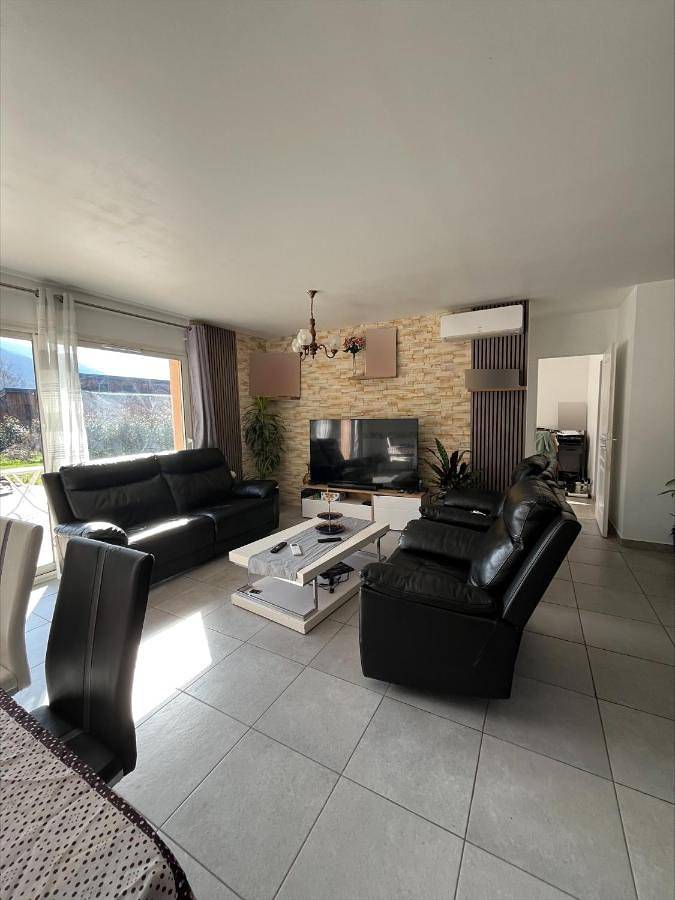 Location de vacances pour 8 personnes, avec Terrasse ainsi que Piscine et Vue dans Chaum