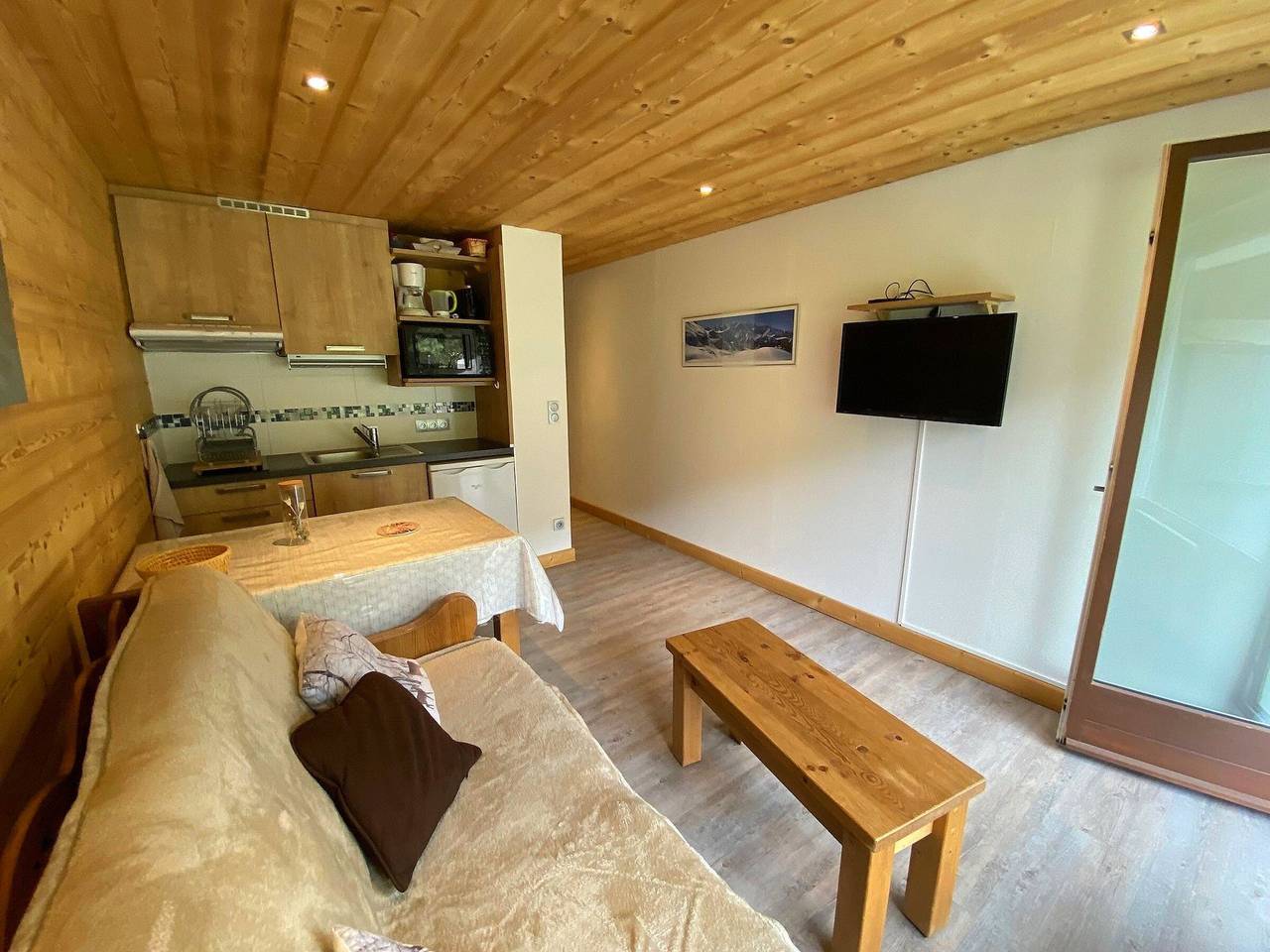 Entire studio, Renovated Studio Cabin in La Clusaz Near Village and Slopes with Garage and Balcony in La Clusaz, Annecy region