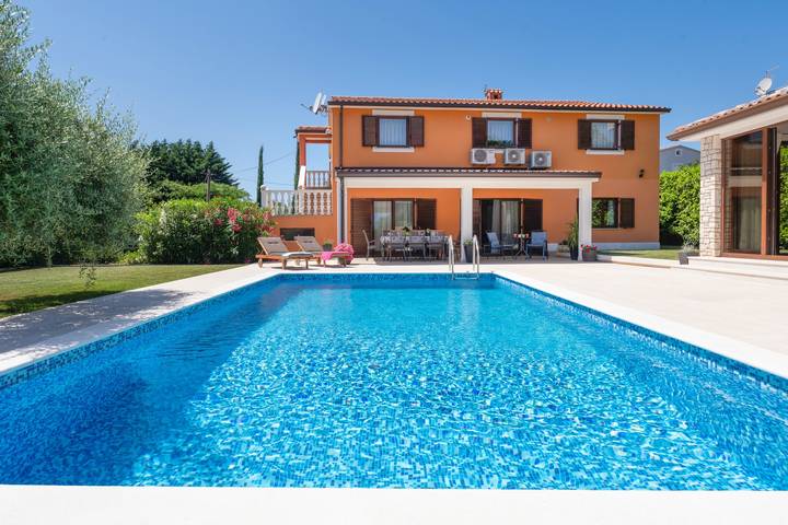 Villa für 8 Personen, mit Terrasse und Garten sowie Pool in Umag