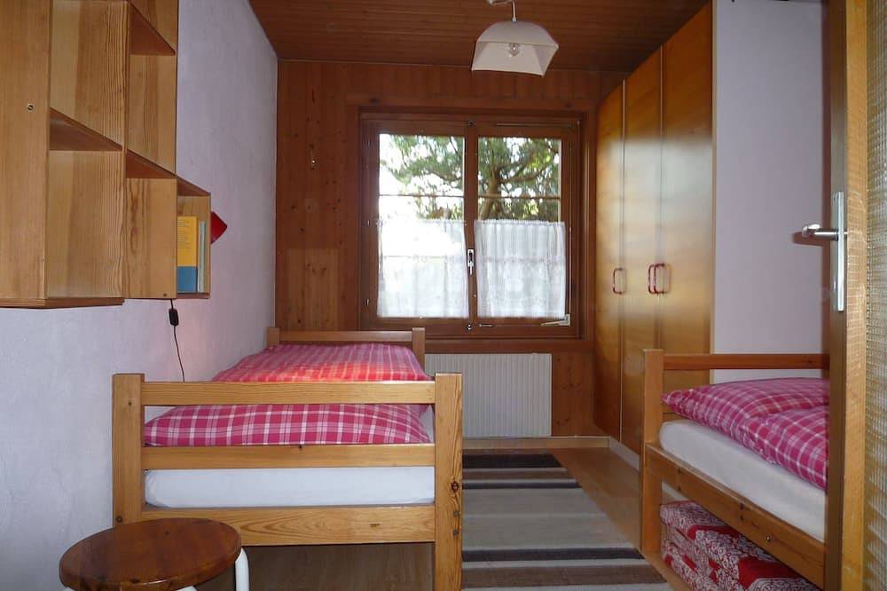 Ganze Wohnung, Sonnige 3 Zi.-Ferienwohnung mit Terrasse in idyllischer Lage in Lumnezia, Obersaxen-Mundaun