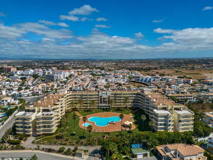 Appartement de vacances pour 4 personnes, avec bassin pour enfant et jardin ainsi que vue et piscine