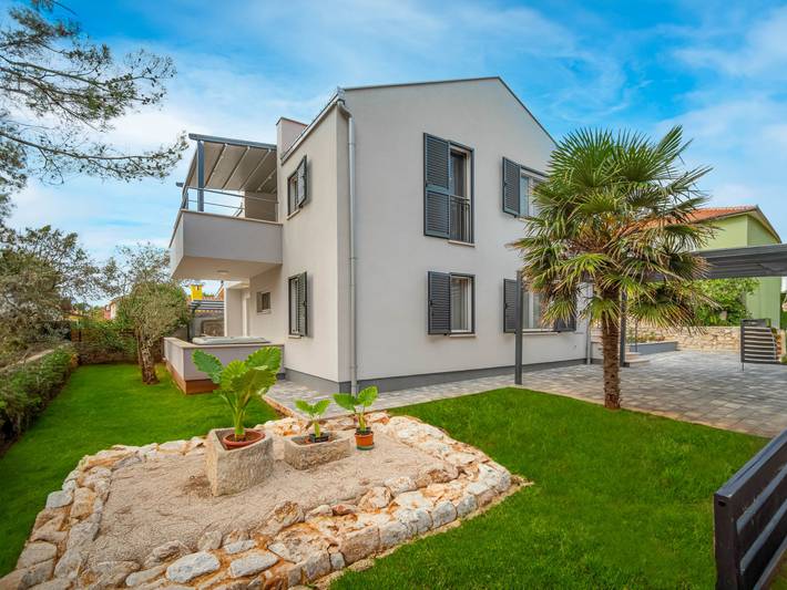 Ferienhaus für 12 Personen, mit Balkon und Whirlpool sowie Terrasse in Mali Lošinj