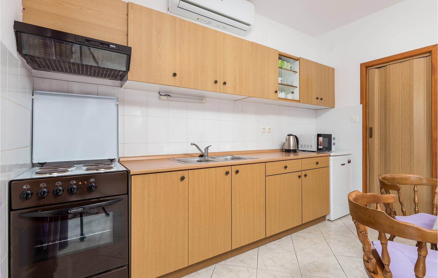 Ganze Ferienwohnung, Gemütliche 80 m² große Wohnung mit Terrasse, WLAN und Parkplatz in der Nähe des Hundestrands in Lovran, Opatija Riviera