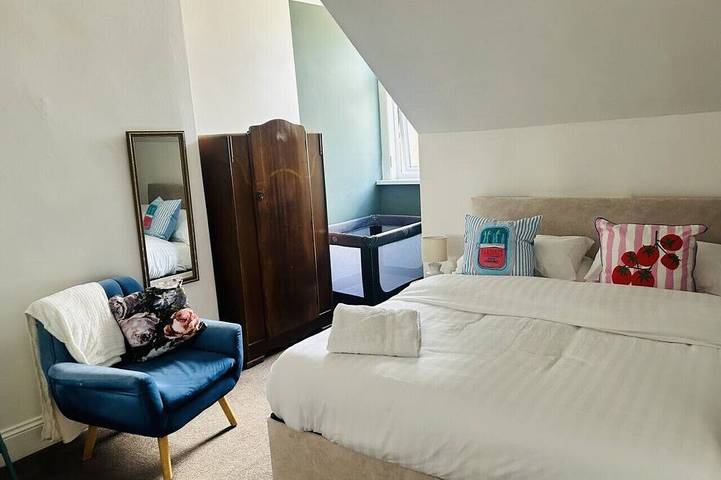 Newly Refreshed Cottage | New King Bed | Free Parking | Wifi in Sunderland