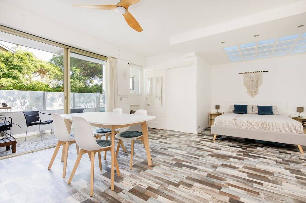 Apartamento entero, Gran estudio nuevo frente al puerto y playa con parking privado. in Golfe-Juan, Vallauris