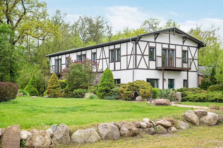 Geheel appartement, Vakantieappartement 'Gutspark Seeblick' met privéterras, gemeenschappelijke tuin en wifi in Bastorf, Amt Neubukow-Salzhaff