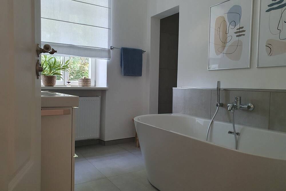 Ganze Wohnung, Charmante Ferienwohnung (90qm) mit Balkon in besonderer Lage in Werneck, Maindreieck