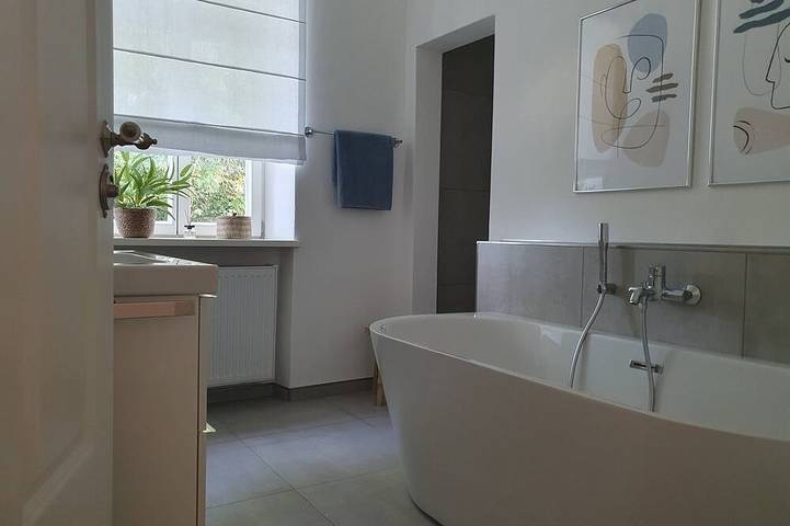 Ganze Wohnung, Charmante Ferienwohnung (90qm) mit Balkon in besonderer Lage in Werneck, Maindreieck
