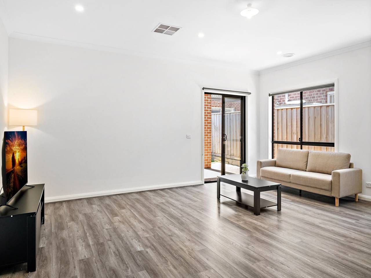 Entire apartment, Spacious 4-Bed Home with Private Outdoor Area in Victoria