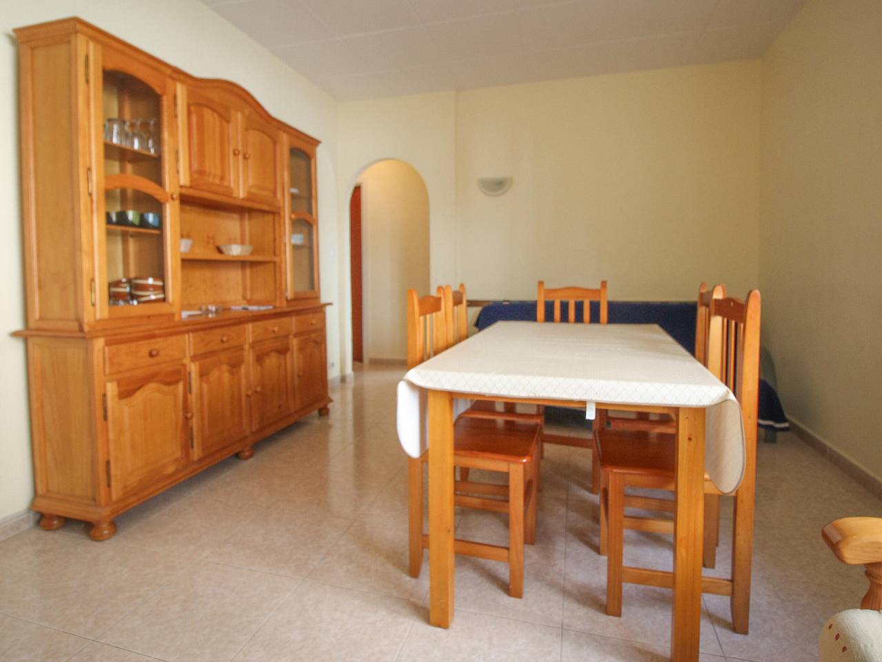 Ganze Wohnung, Gemütliche Wohnung, 100 m vom Strand entfernt, zentrumsnah, ruhige Lage, 3 Zimmer, Wlan ab Juni in Llanca, Oberampurien