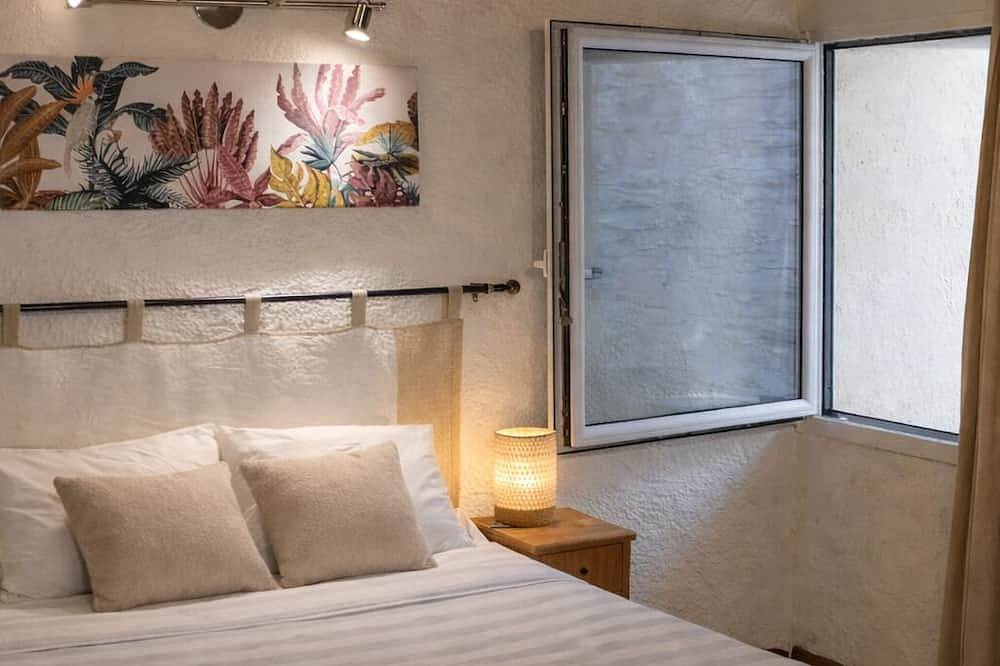 Entire apartment, Le Mas d'Eylieux - House with swimming pool - South Ardèche in Saint-Montan, Privas