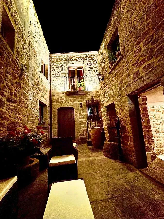 Hotel para 2 personas, con terraza además de jardín y vistas - 1