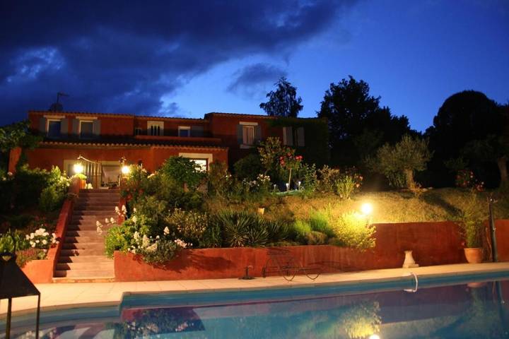 Chambre d’hôte pour 2 personnes, avec Terrasse et Jardin ainsi que Piscine et Vue à Roussillon