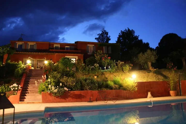 Alojamiento y desayuno para 2 personas, con vistas además de piscina y jardín - 1