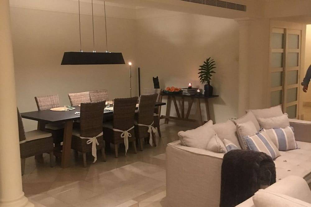 Apartamento entero, 5 estrellas, 3 sala de 221 m2 apartamento en Valgrande, a 150 metros de Valderrama in Sotogrande, San Roque