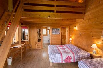 Chambre d’hôte pour 4 personnes, avec jardin et piscine dans Vorges-les-Pins