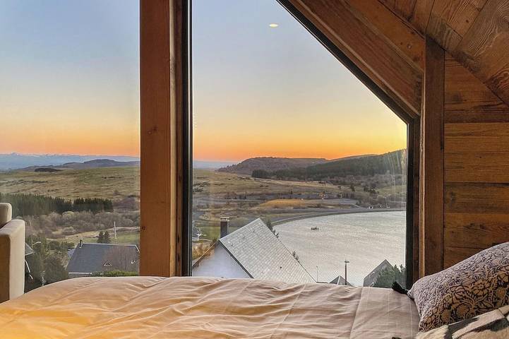 Chalet Luxe Super Besse, spa de nage, 6-12 p, 4 chambres, vue sur le Sancy in Super Besse, Besse-et-Saint-Anastaise