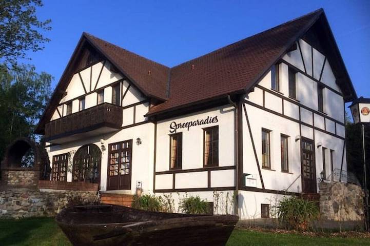 Ferienhaus für 16 Personen, mit Balkon und Garten sowie Pool in Unterspreewald
