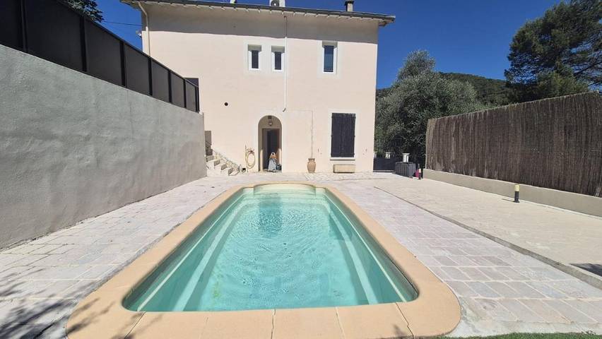 Villa pour 8 personnes, avec Terrasse ainsi que Jardin et Piscine
