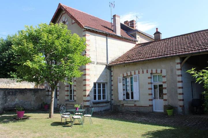 Gîte pour 5 personnes, avec jardin et terrasse, animaux acceptés à Le Puy-Notre-Dame