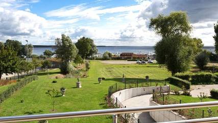 Ferienwohnung für 2 Personen, mit Seeblick und Ausblick sowie Terrasse, mit Haustier in Klink