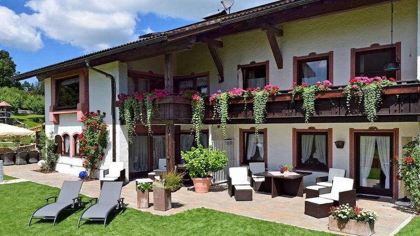 Ferienhaus für 4 Personen, mit Pool und Sauna sowie Garten, mit Haustier in Immenstadt