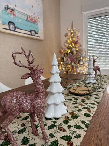 Gîte pour 3 personnes, avec piscine ainsi que vue et jardin, animaux acceptés à Saint-Julien-les-Rosiers