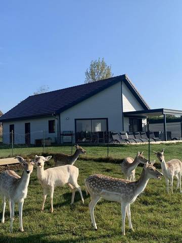 Gîte pour 6 personnes, avec terrasse ainsi que jardin et jacuzzi dans le Jura