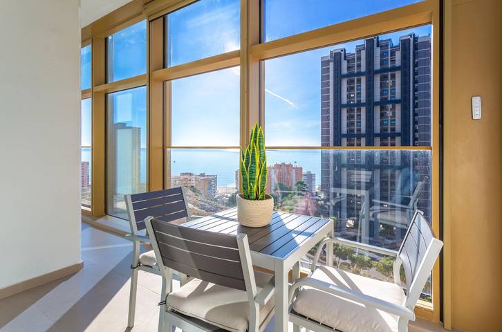 Location de vacances pour 3 personnes, avec vue sur l’océan ainsi que piscine et jardin, adapté aux familles à Benidorm