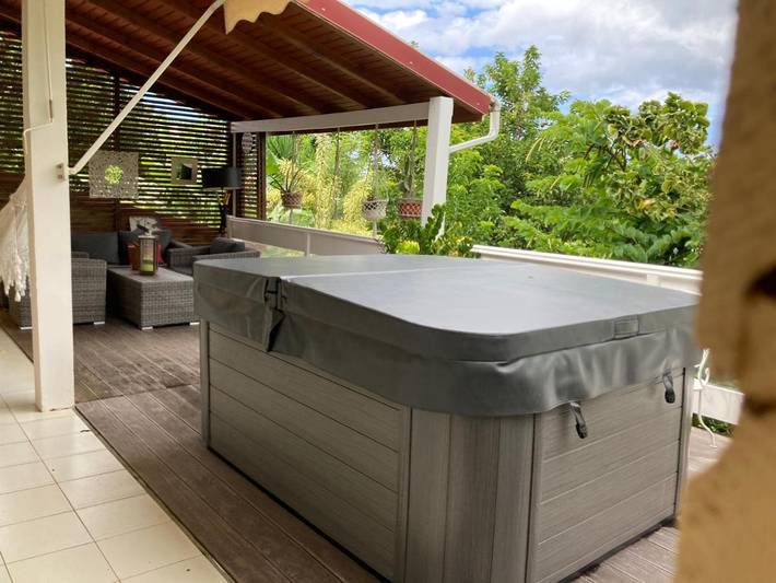 Location de vacances pour 4 personnes, avec jardin et jacuzzi à Gourbeyre - 2