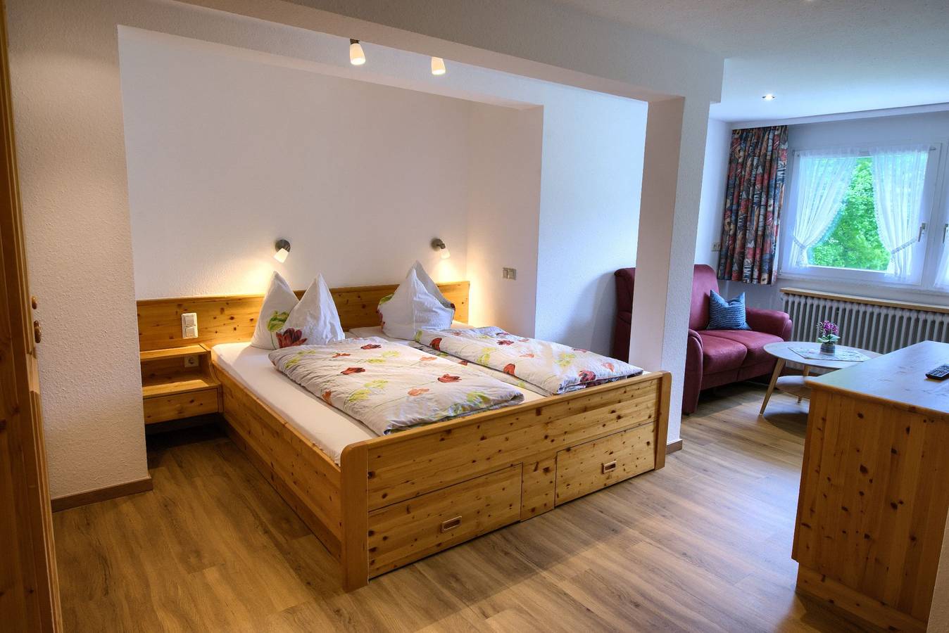 Entire studio, Studio 'Doppelzimmer Nr 2' with Mountain View, Shared Garden and Wi-Fi in Grafenhausen, Southern Black Forest