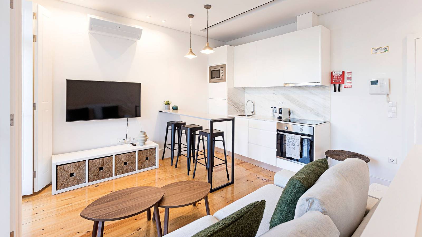 Entire apartment, Wonderful Duplex w/ Patio & Ac by Lovelystay in Cedofeita, Porto