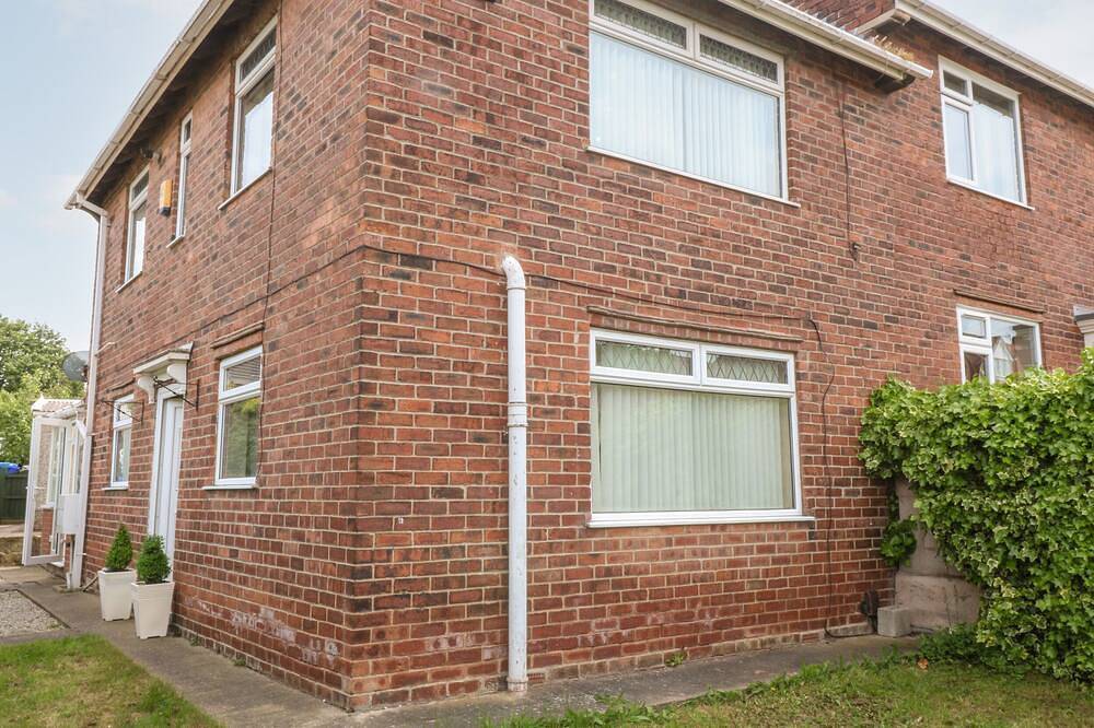 Cedar Cottage, pet friendly, with a garden in Hollingwood in Chesterfield, Derbyshire